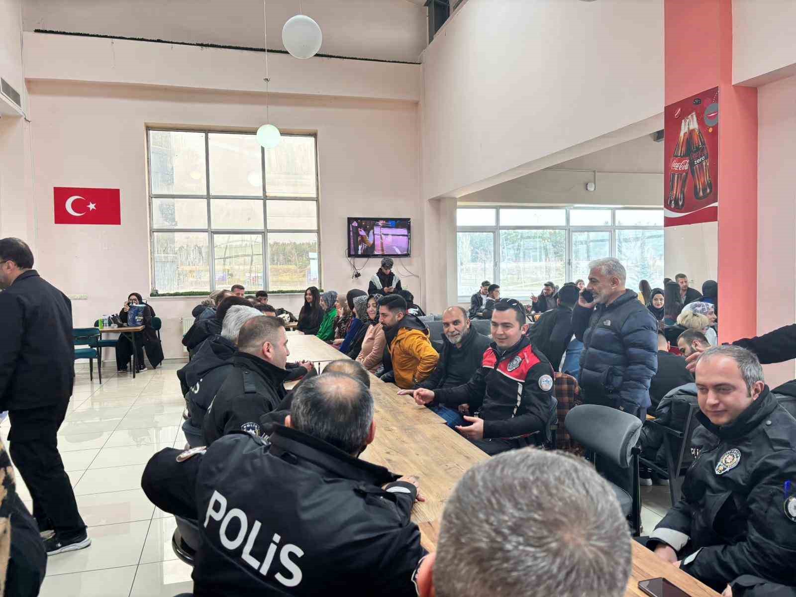 ETÜ’lü gençlerden polislere anlamlı sürpriz
