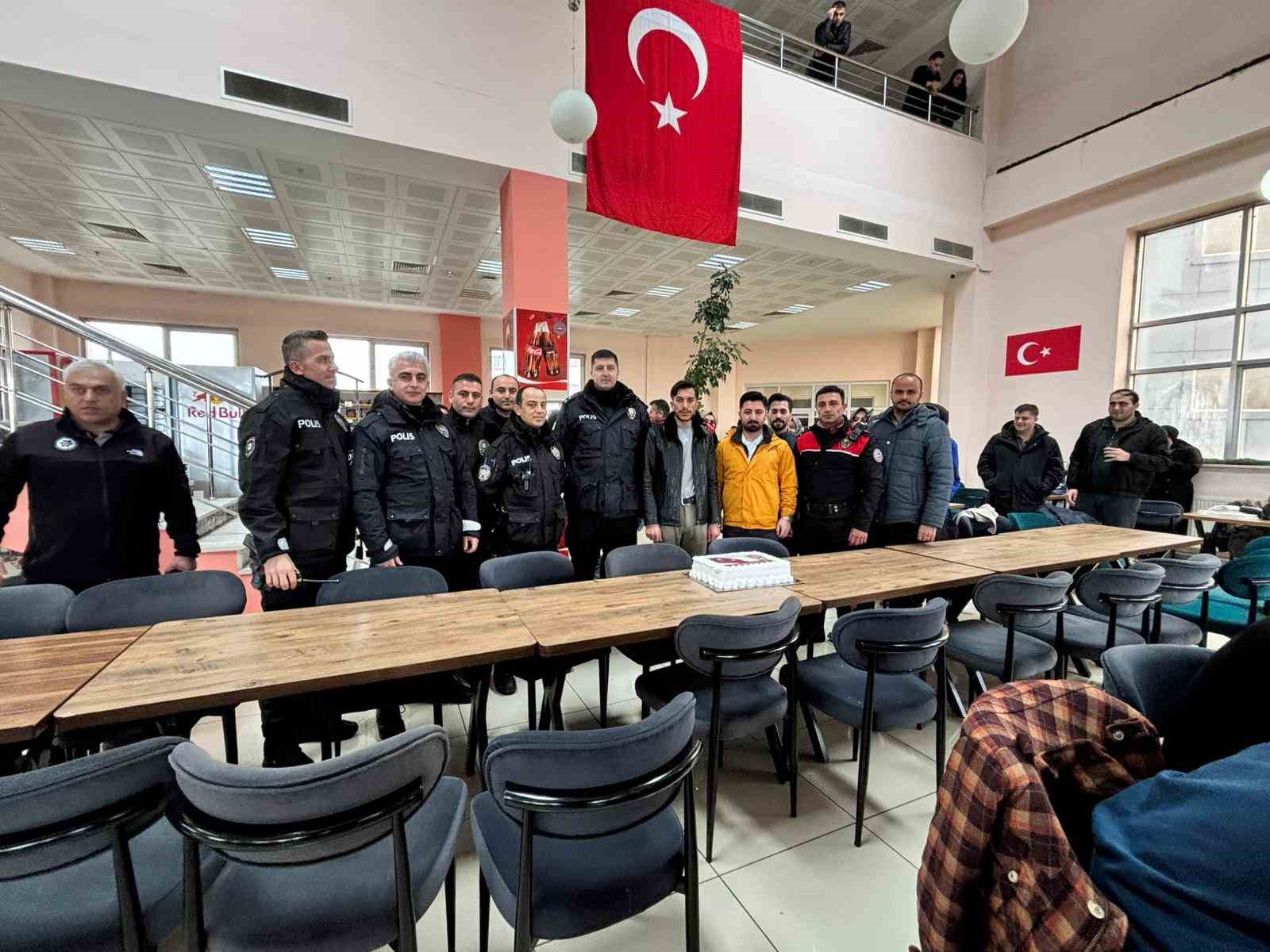 ETÜ’lü gençlerden polislere anlamlı sürpriz
