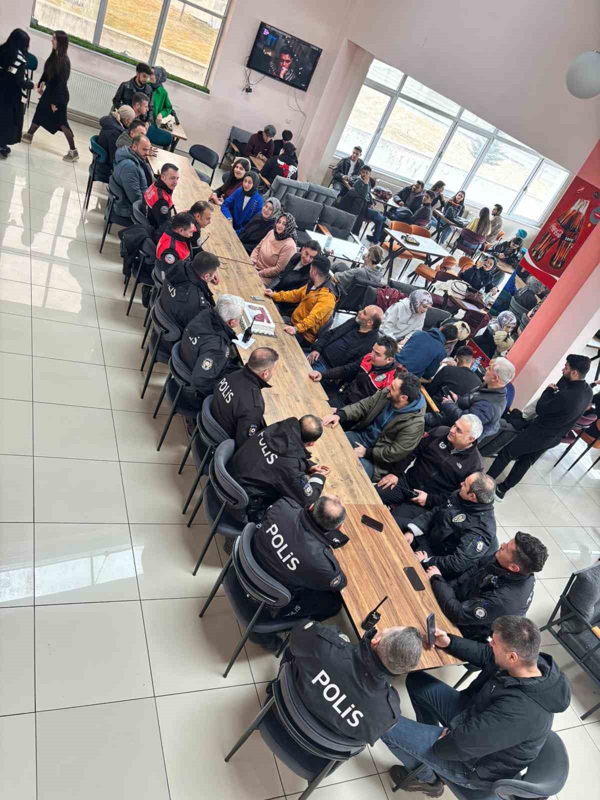 ETÜ’lü gençlerden polislere anlamlı sürpriz
