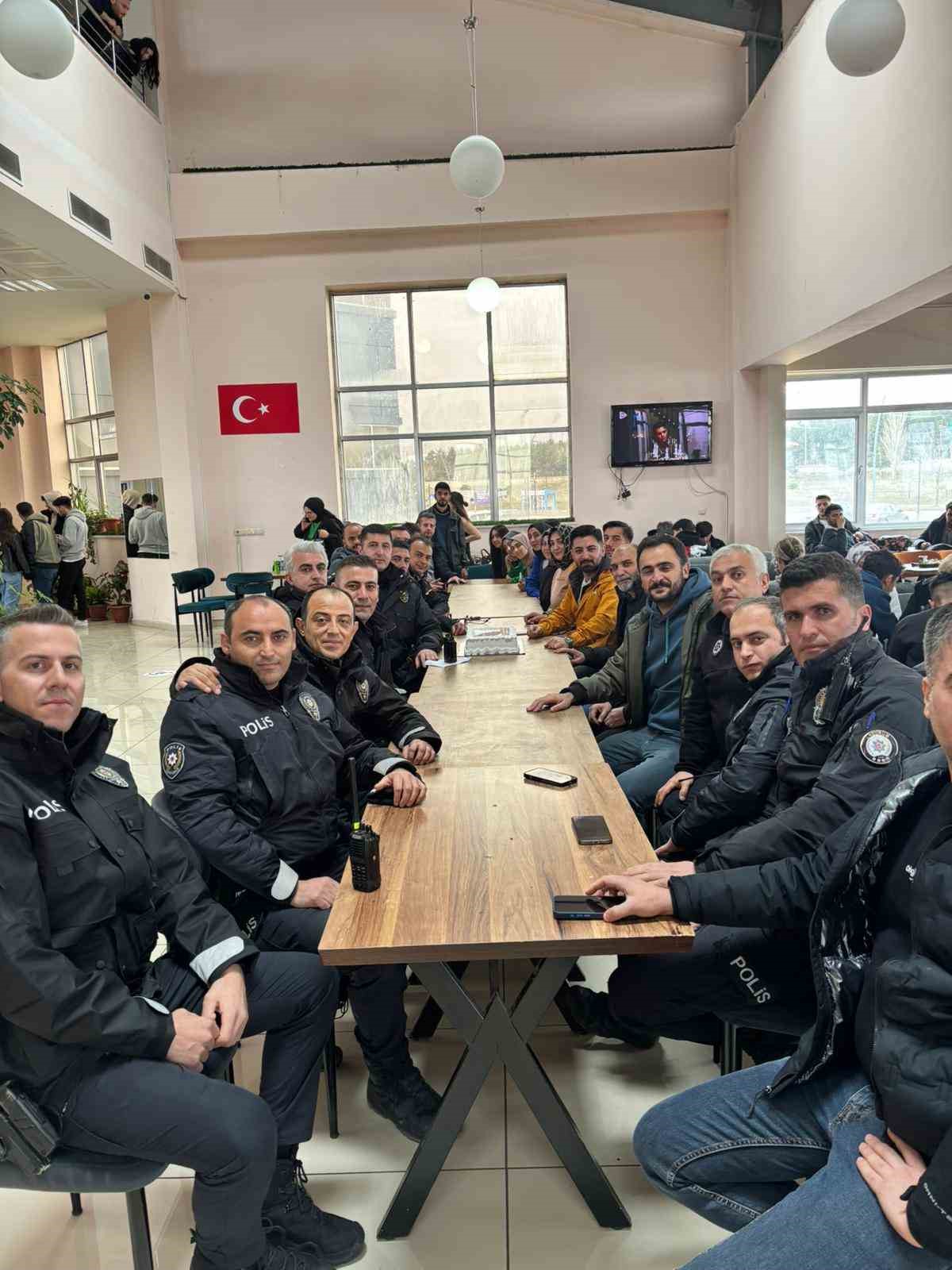 ETÜ’lü gençlerden polislere anlamlı sürpriz
