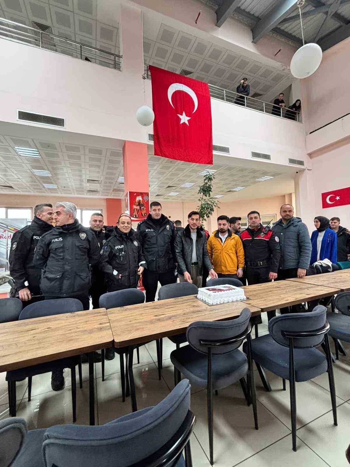 ETÜ’lü gençlerden polislere anlamlı sürpriz
