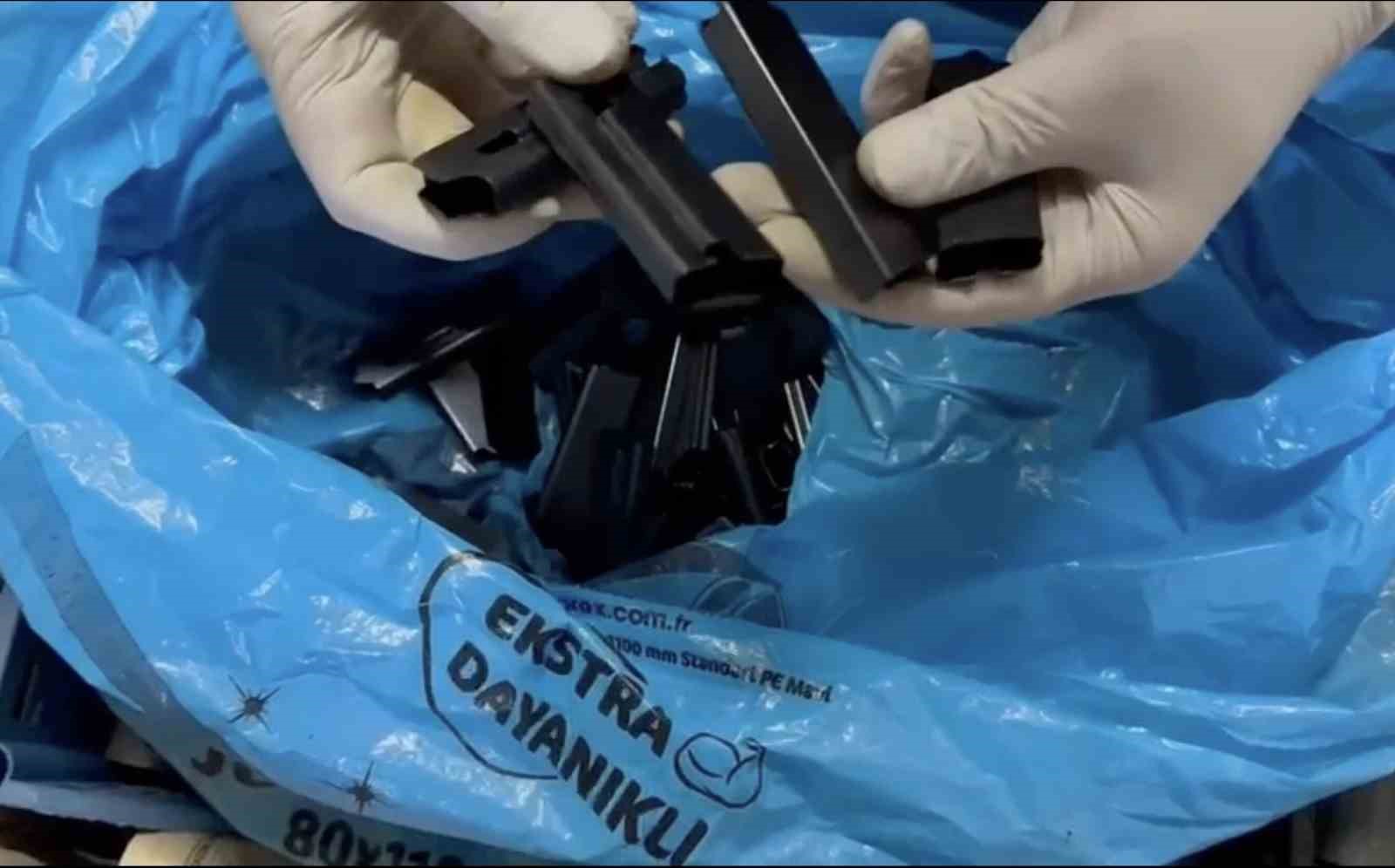 Ev, DEAŞ bağlantılı silah imalathanesi çıktı: Kokain ve yüzlerce silah parçası yakalandı
