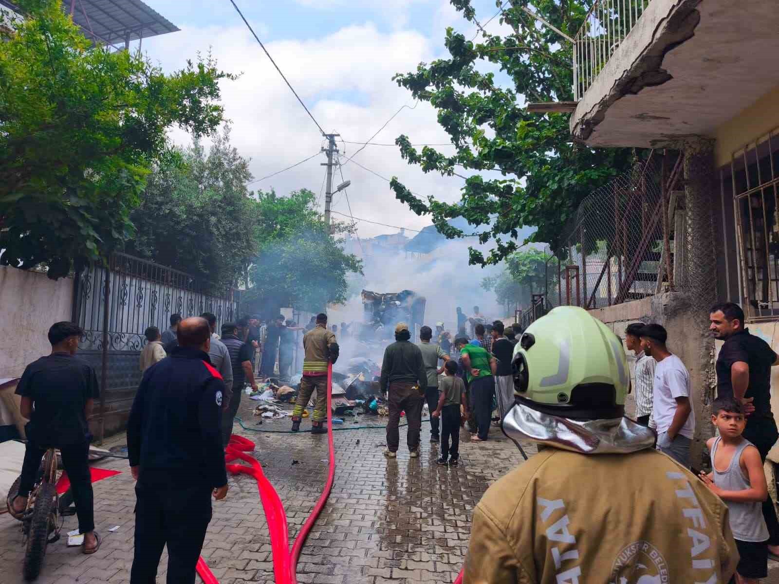 Ev eşyası yüklü pikap alevlere teslim oldu
