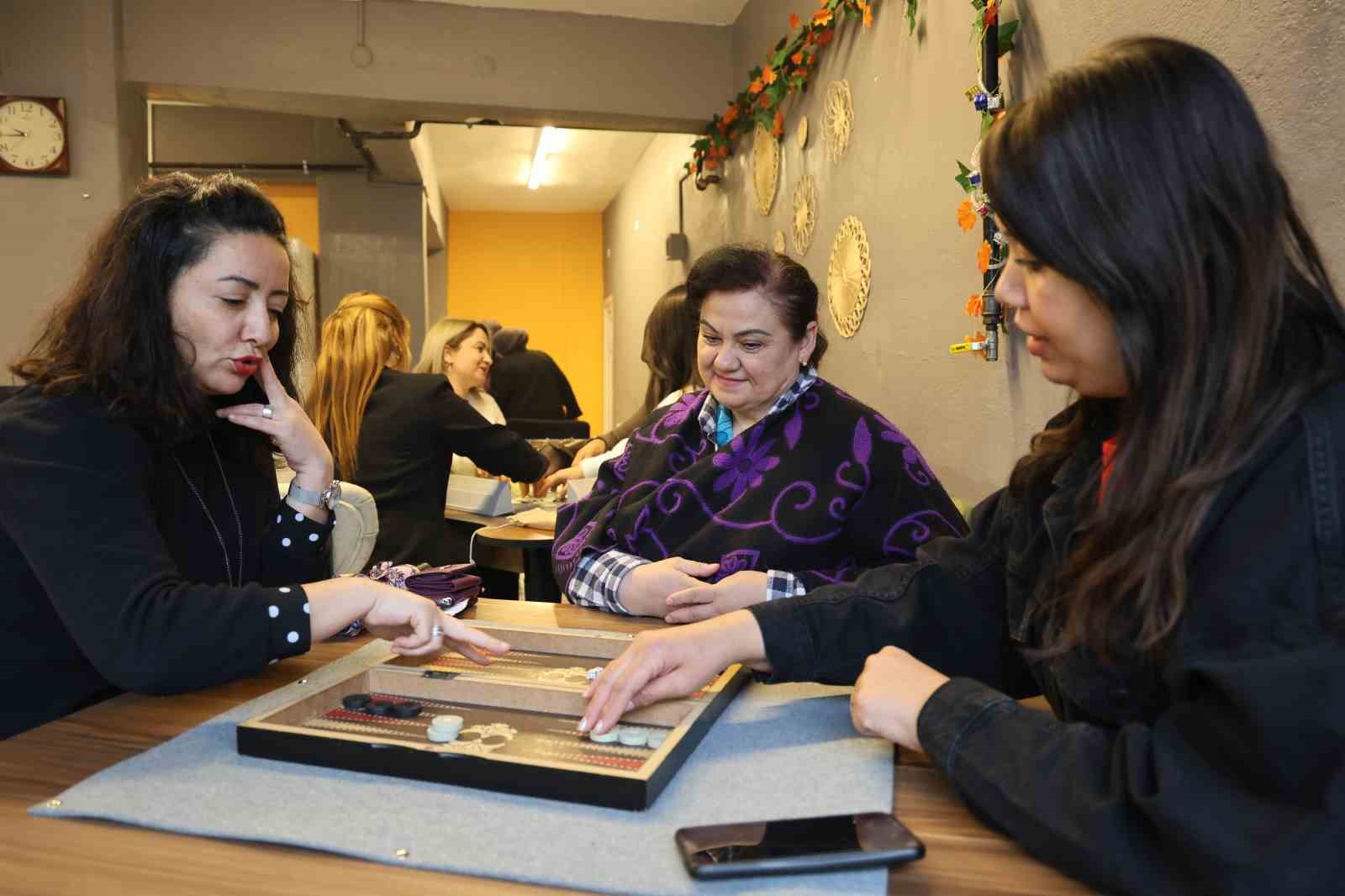 Ev günlerinden esinlenerek kadın kafeyi kurdu
