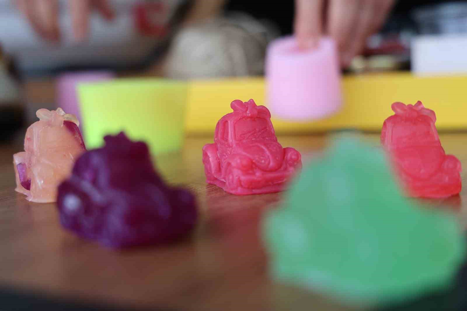 Ev hanımının azmi: 20 belge aldı ve 300 öğrenciye usta oldu
Ev hanımının azmi: 20 belge aldı ve 300 öğrenciye usta oldu