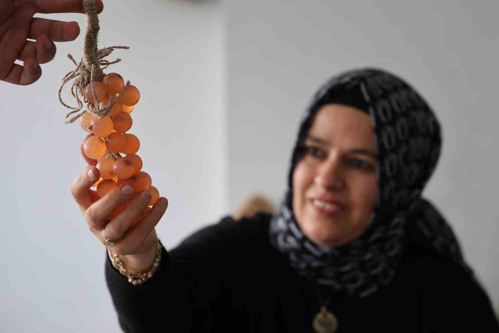 Ev hanımının azmi: 20 belge aldı ve 300 öğrenciye usta oldu
Ev hanımının azmi: 20 belge aldı ve 300 öğrenciye usta oldu