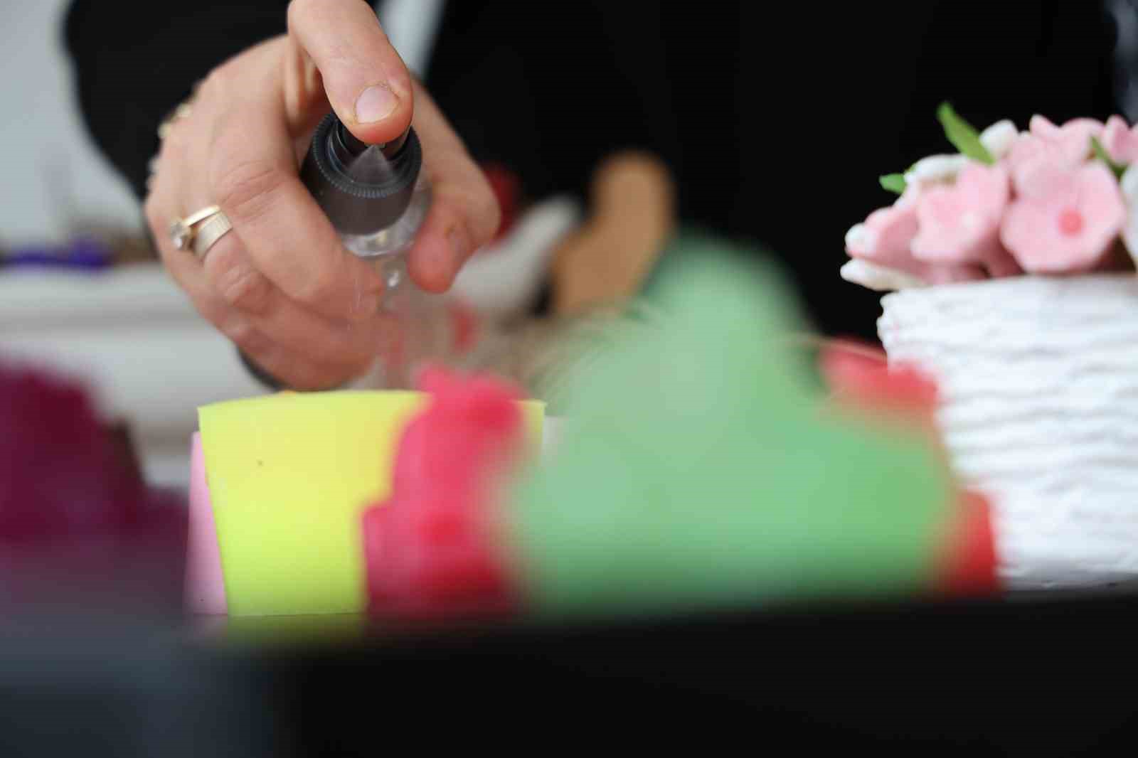 Ev hanımının azmi: 20 belge aldı ve 300 öğrenciye usta oldu
Ev hanımının azmi: 20 belge aldı ve 300 öğrenciye usta oldu