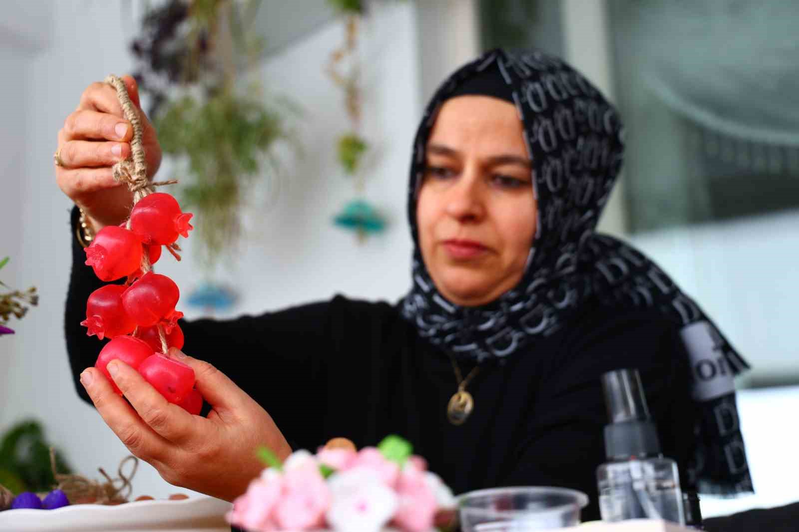 Ev hanımının azmi: 20 belge aldı ve 300 öğrenciye usta oldu
Ev hanımının azmi: 20 belge aldı ve 300 öğrenciye usta oldu