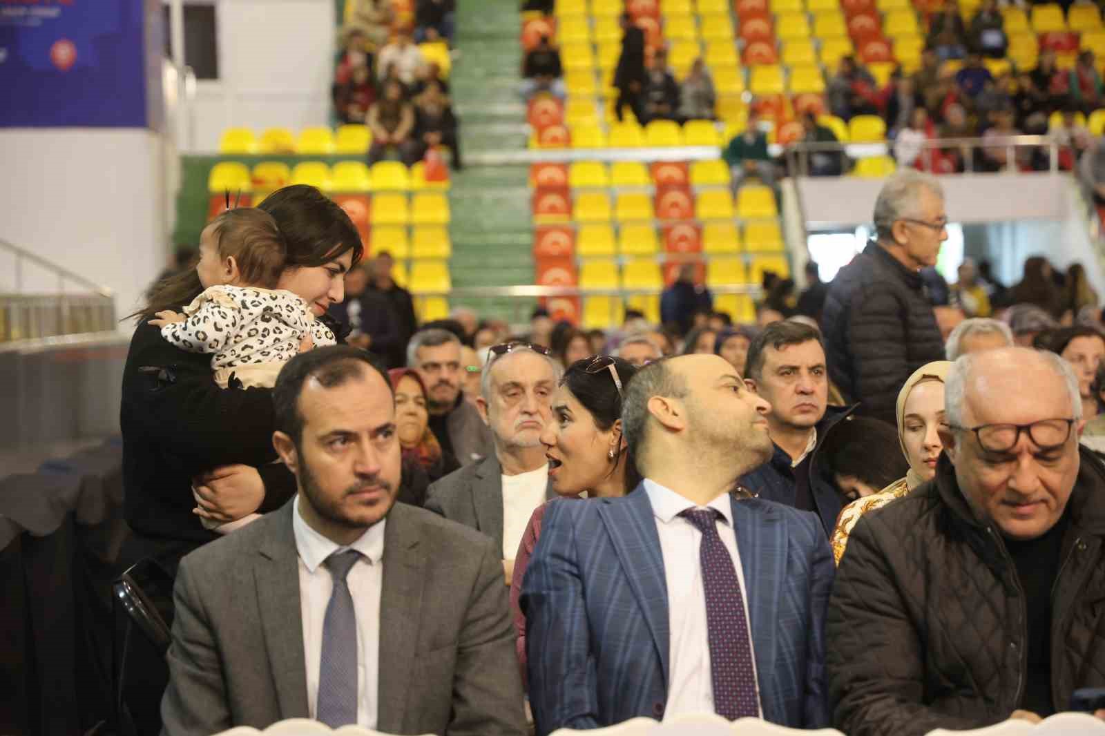 Ev hayaliyle kura çekim törenine gelen vatandaşlar heyecan dolu anlar yaşadılar
