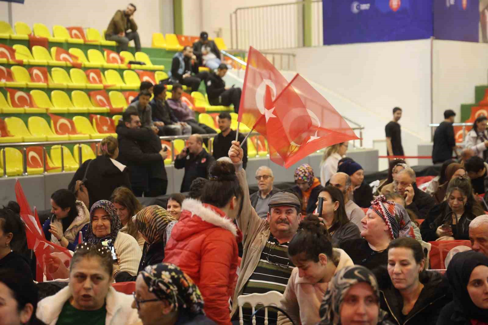 Ev hayaliyle kura çekim törenine gelen vatandaşlar heyecan dolu anlar yaşadılar
