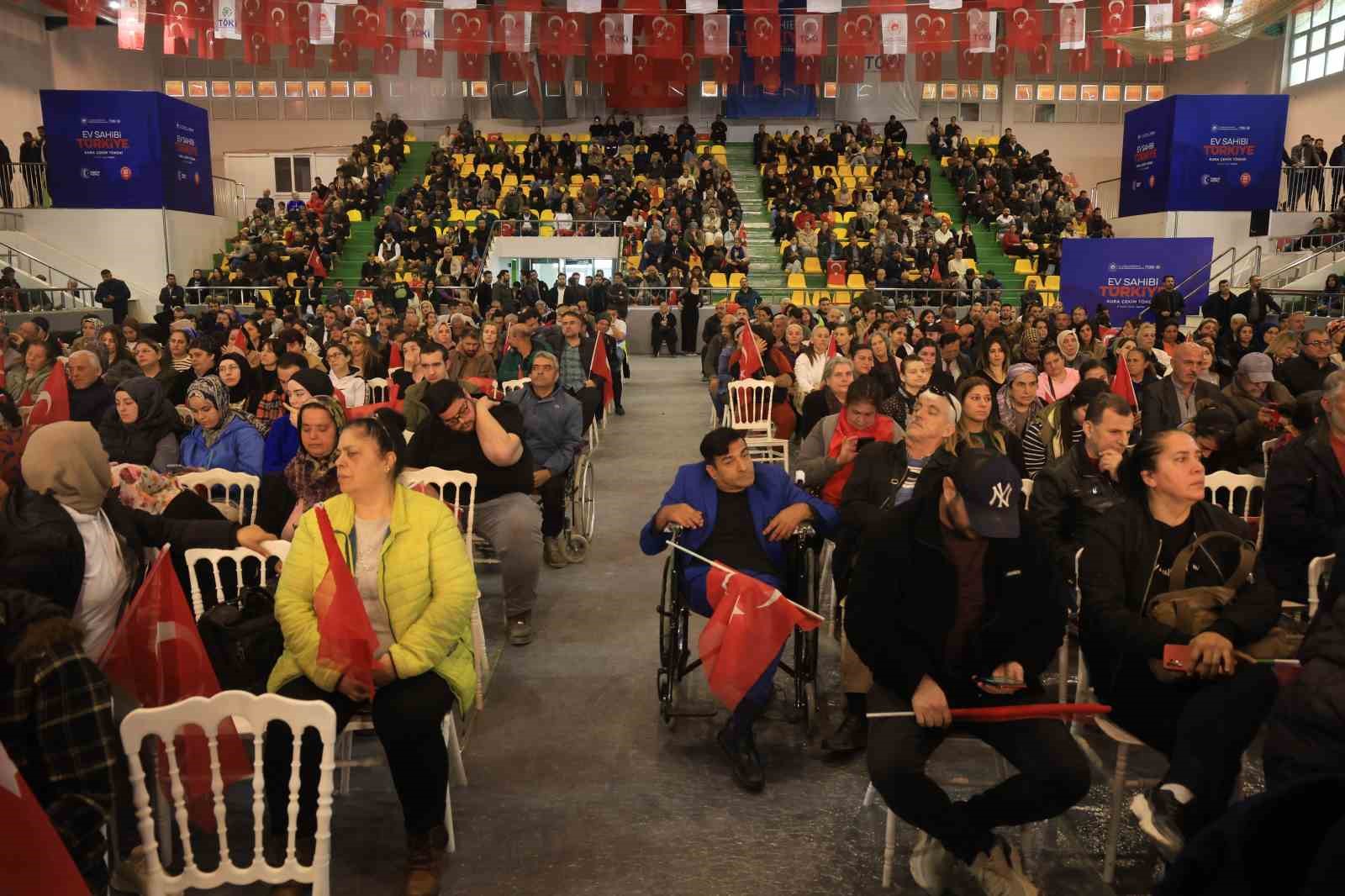 Ev hayaliyle kura çekim törenine gelen vatandaşlar heyecan dolu anlar yaşadılar
