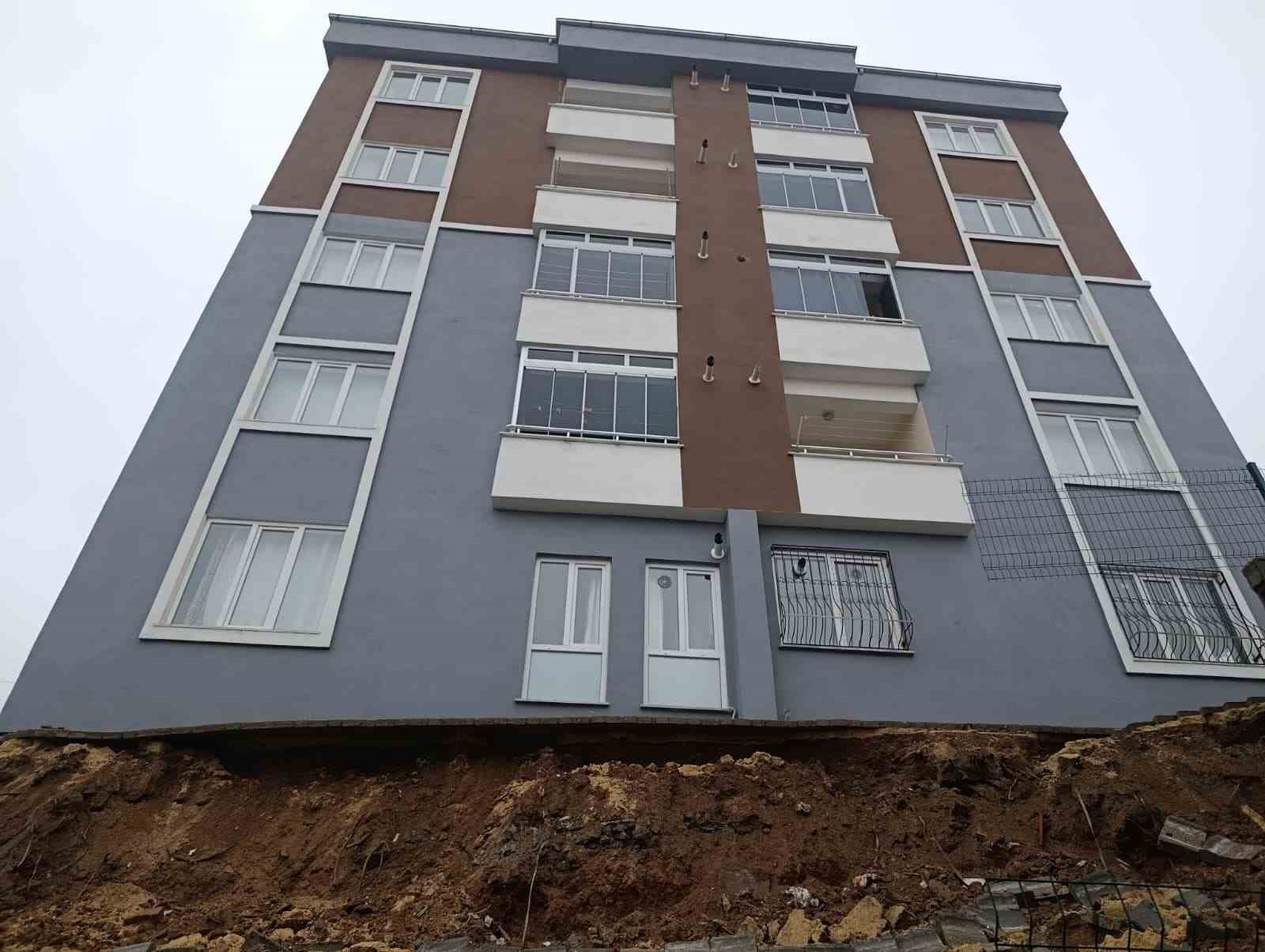 Ev sahibi, duvar çökmesini ’deprem’ zannetmiş

