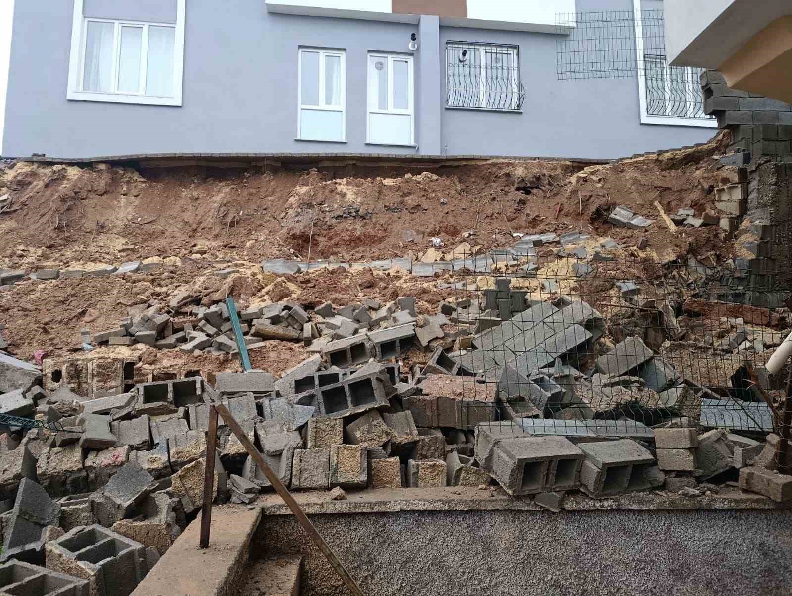 Ev sahibi, duvar çökmesini ’deprem’ zannetmiş
