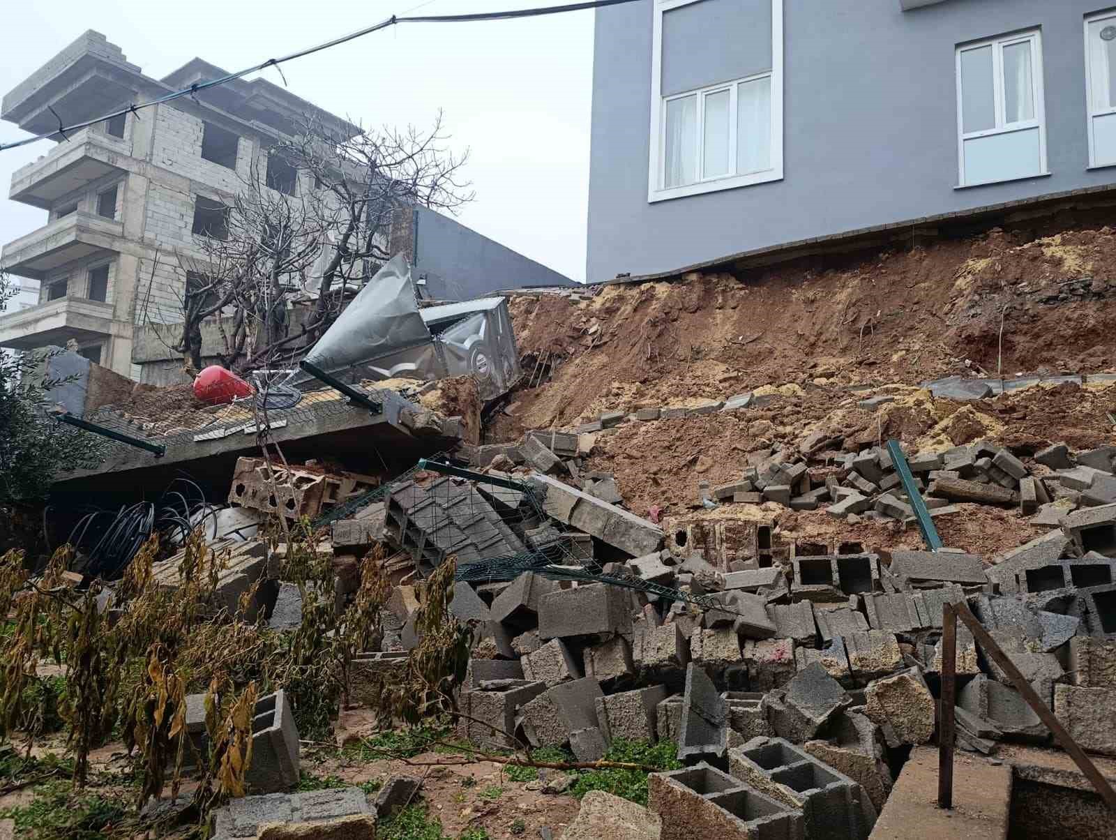 Ev sahibi, duvar çökmesini ’deprem’ zannetmiş
