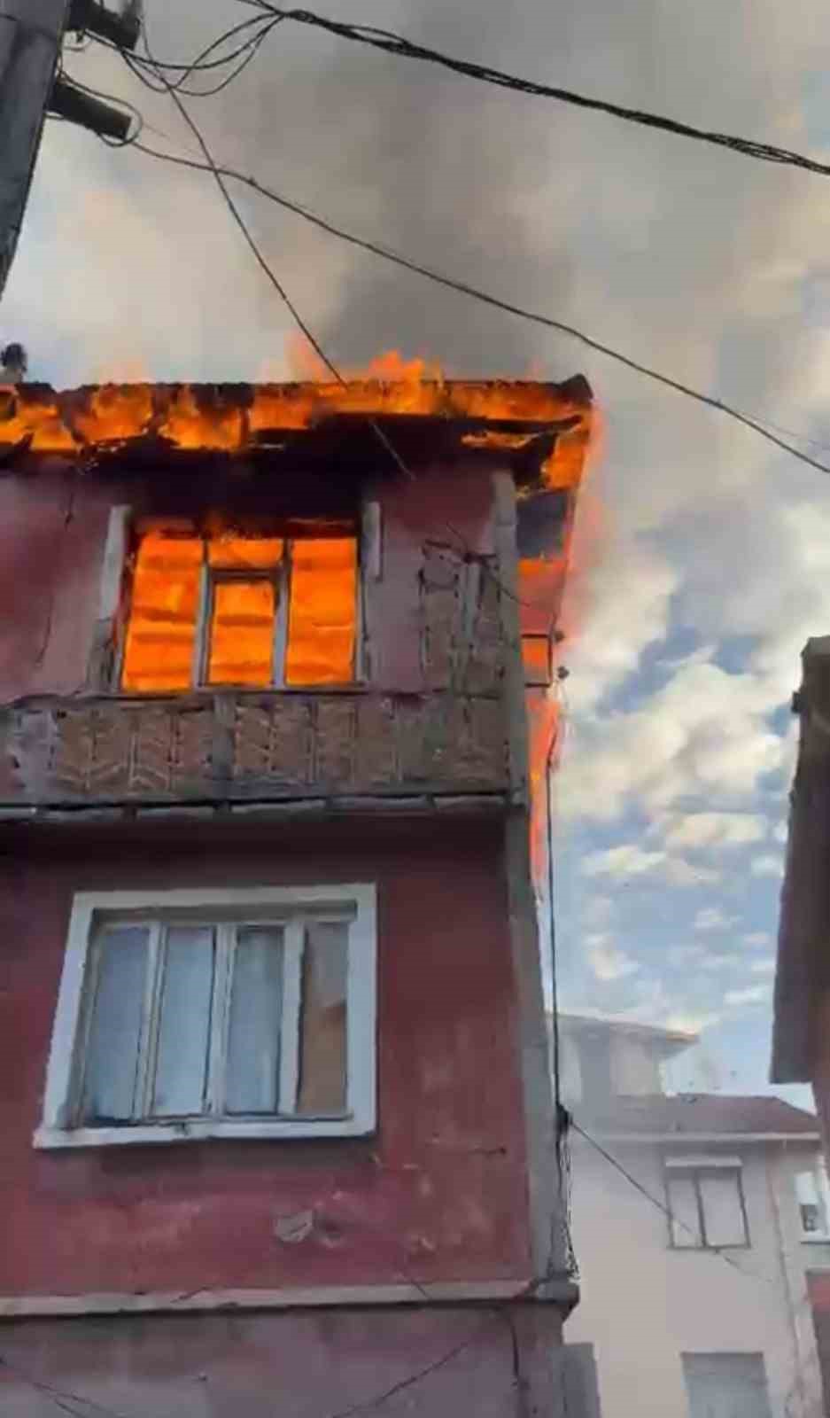 Ev sahibi uyurken elektrikli sobadan yangın çıktı
