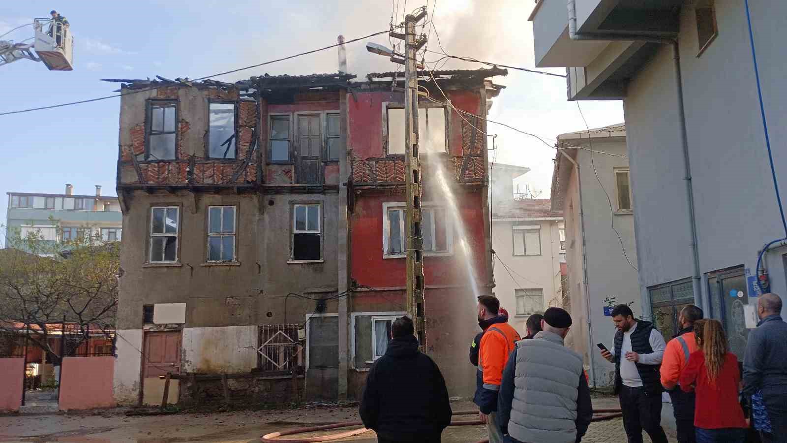 Ev sahibi uyurken elektrikli sobadan yangın çıktı
