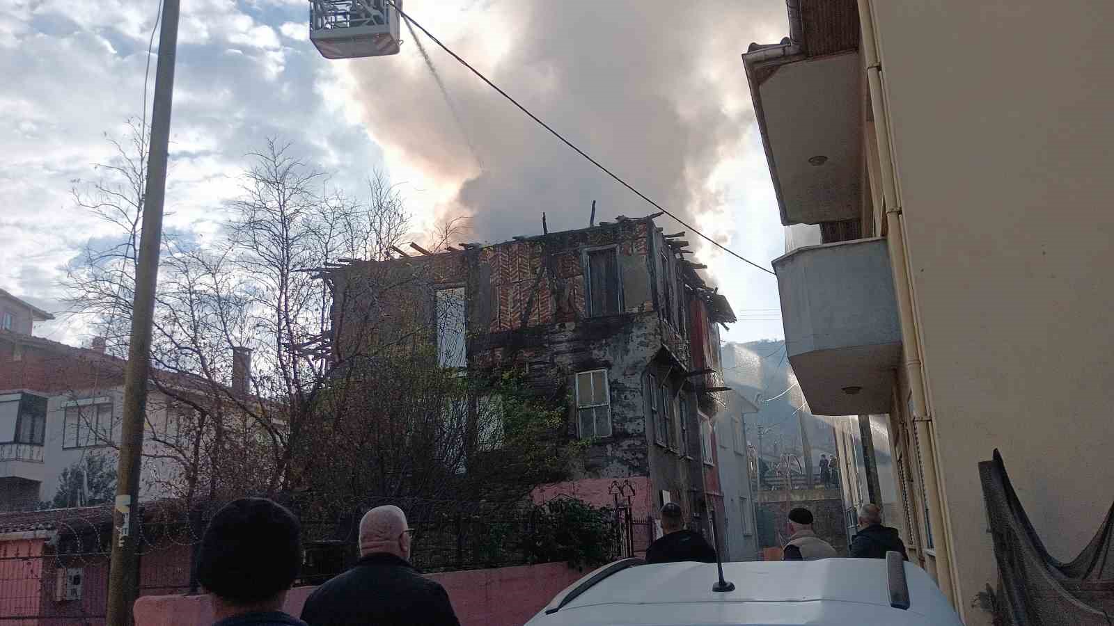 Ev sahibi uyurken elektrikli sobadan yangın çıktı
