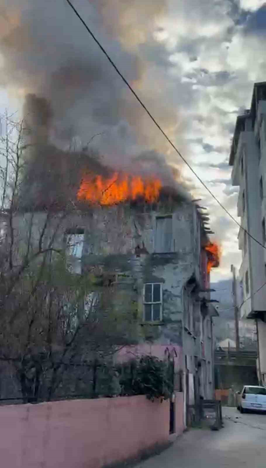 Ev sahibi uyurken elektrikli sobadan yangın çıktı
