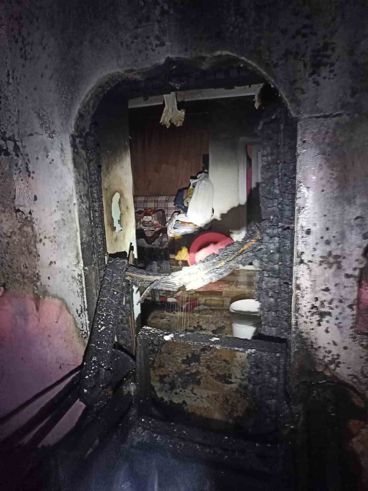 Ev yangınında dumandan etkilenen 2 kişi hastanelik oldu
