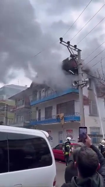 Evde çıkan yangında elektrik kabloları patladı
