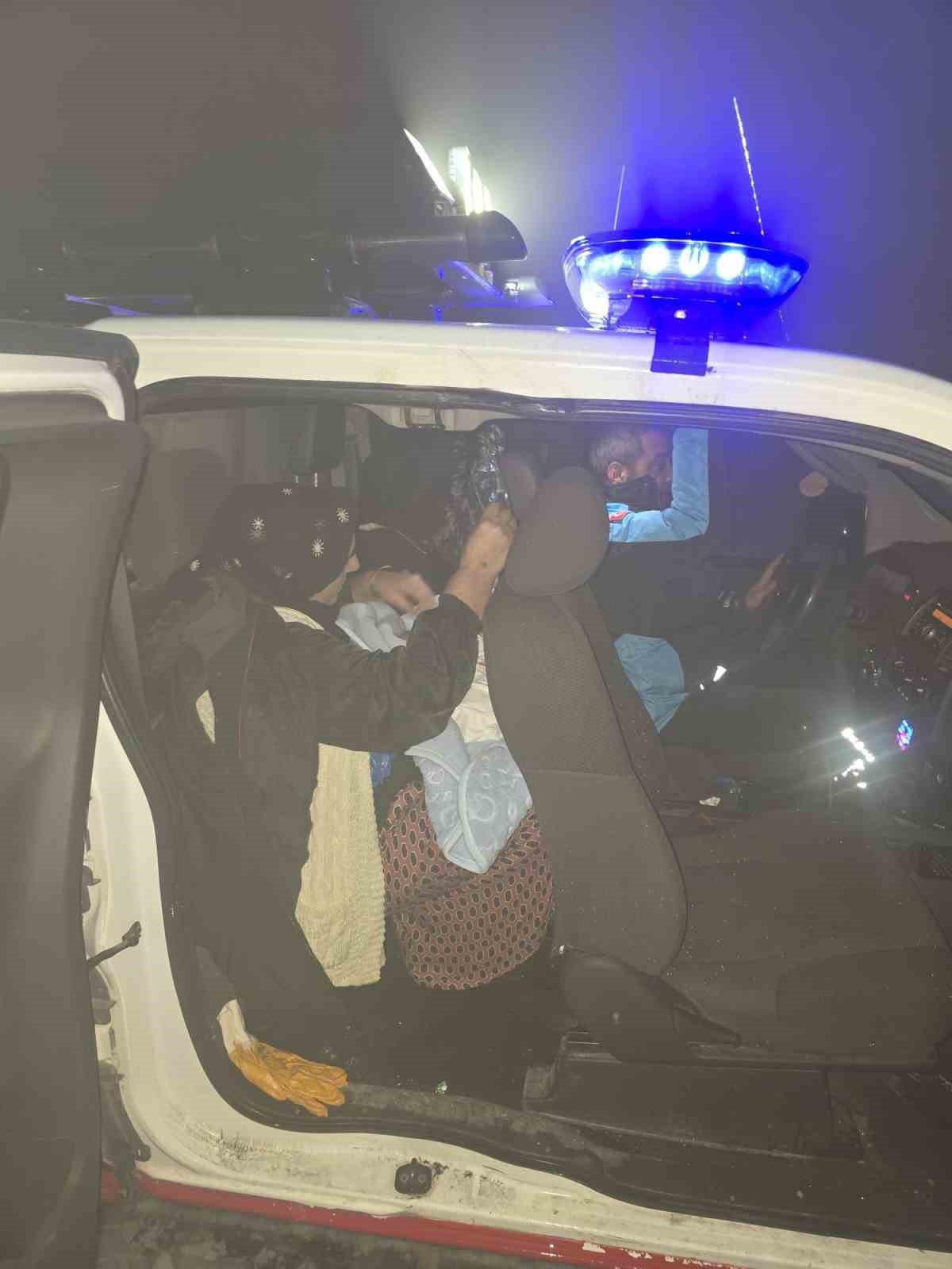 Evde doğum yapan anne ve bebeği, saatler süren çalışmanın ardından kurtarıldı
