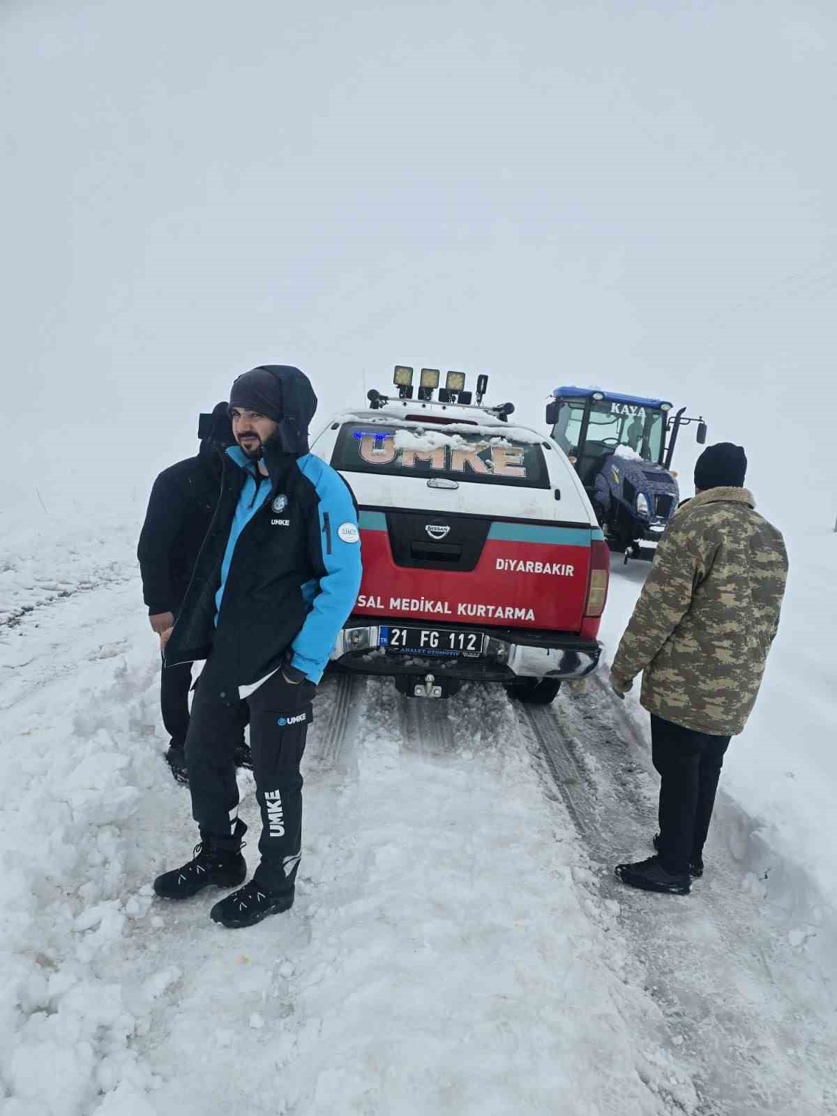 Evde doğum yapan anne ve bebeği, saatler süren çalışmanın ardından kurtarıldı
