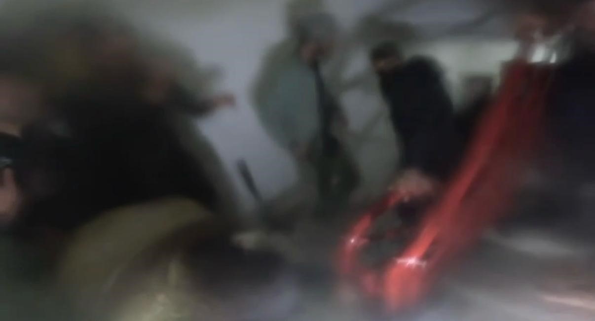 Evde dumandan etkilenen şahsı çıkartma anları kask kamerasına yansıdı
