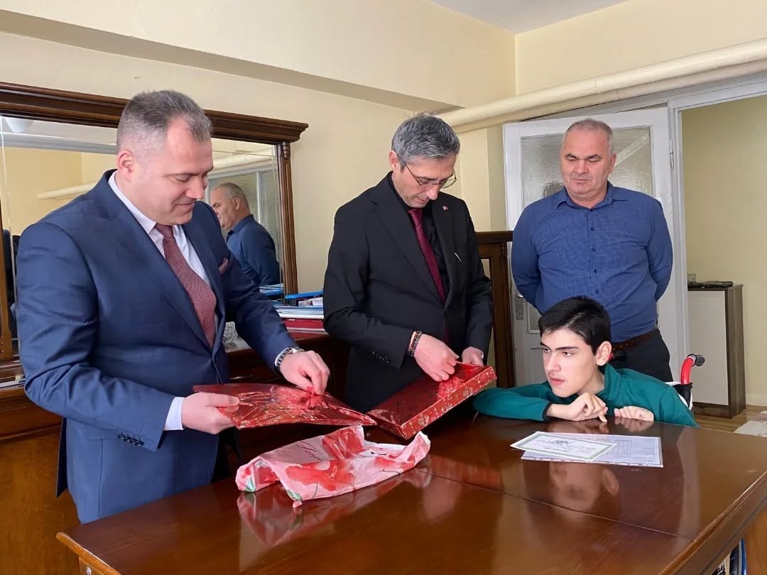 Evde eğitim alan öğrenciler karnelerini Kahraman’dan aldı
