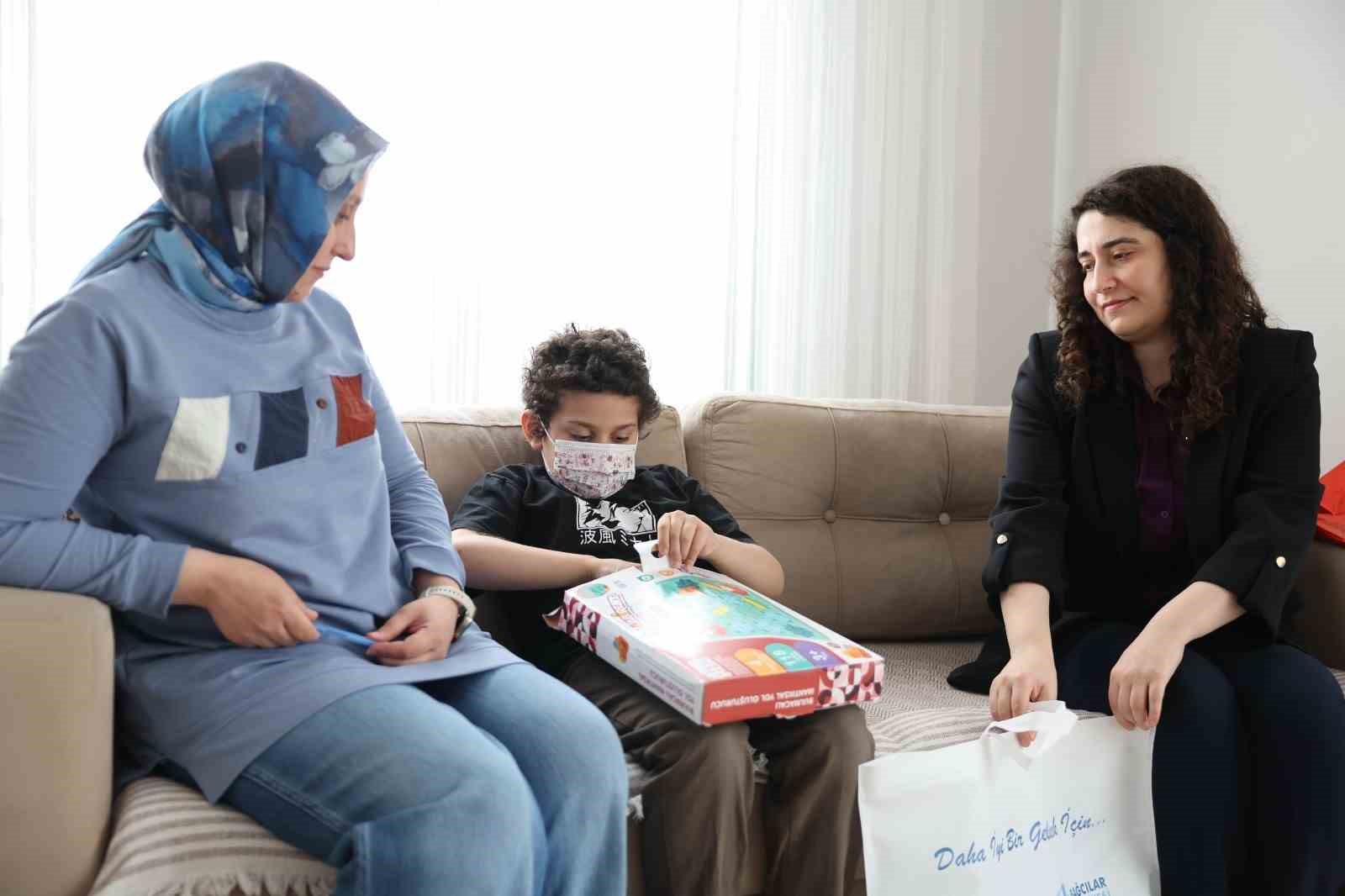 Evde eğitim gören özel çocuklara 23 Nisan sürprizi
