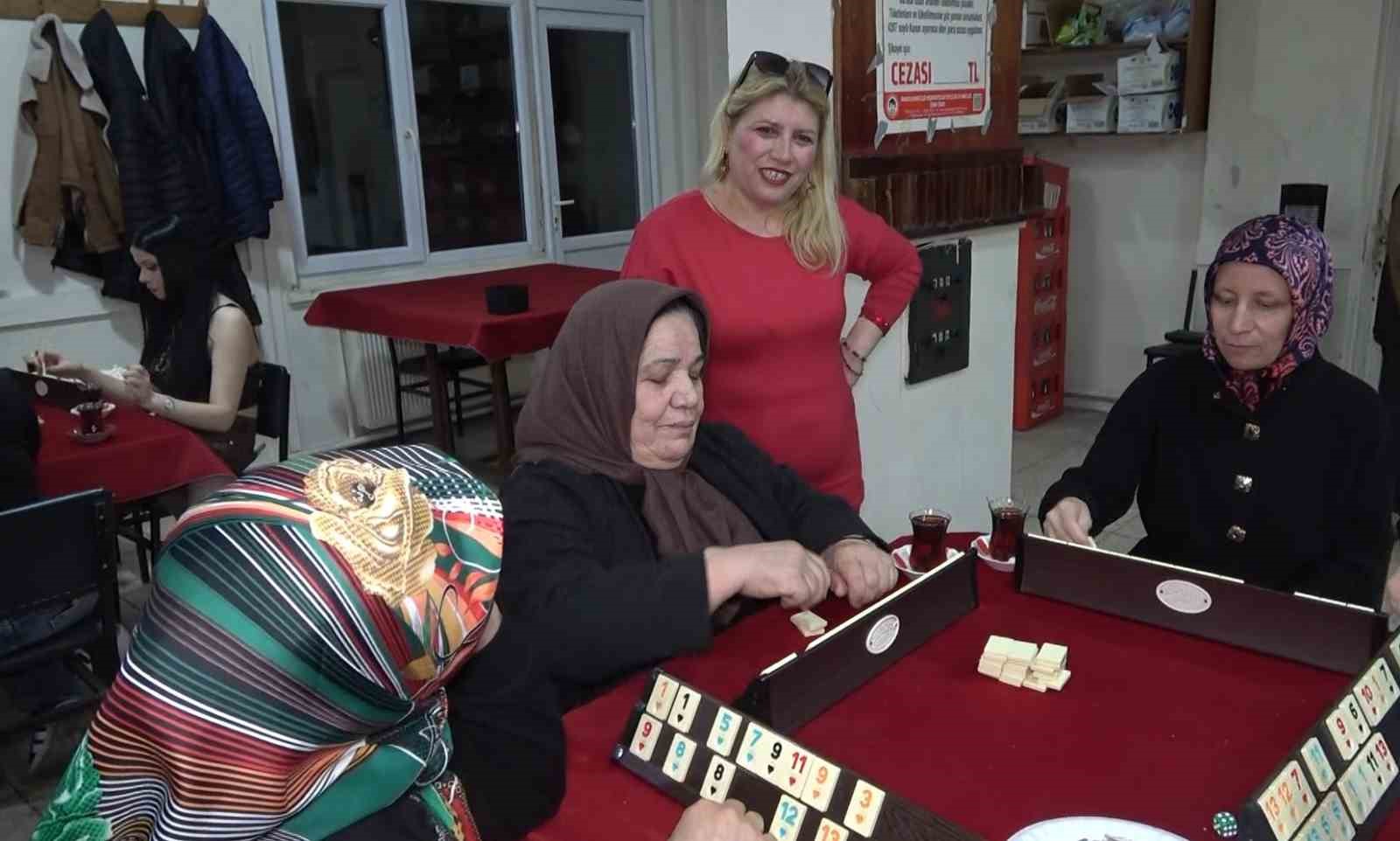 Evde sıkılan kadınlar kıraathaneye gelip masa oyunlarıyla stres atıyor
