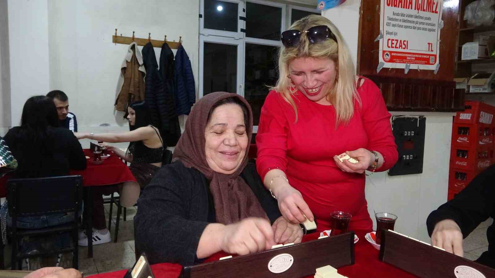 Evde sıkılan kadınlar kıraathaneye gelip masa oyunlarıyla stres atıyor
