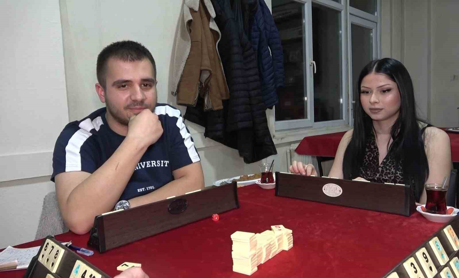 Evde sıkılan kadınlar kıraathaneye gelip masa oyunlarıyla stres atıyor
