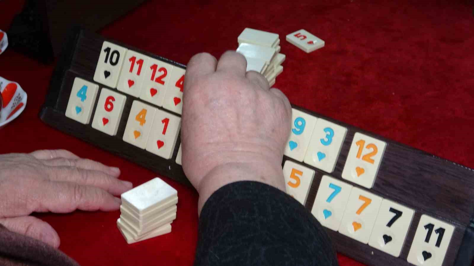 Evde sıkılan kadınlar kıraathaneye gelip masa oyunlarıyla stres atıyor
