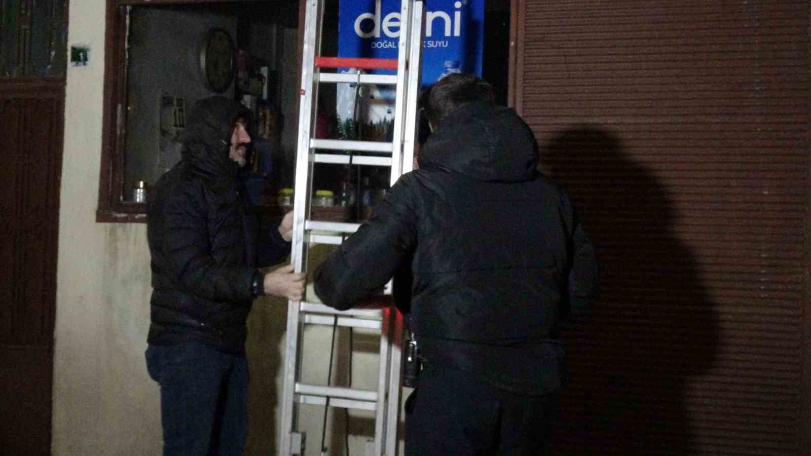 Evde zorla tutulduğunu iddia eden kadını polis ve itfaiye kurtardı
