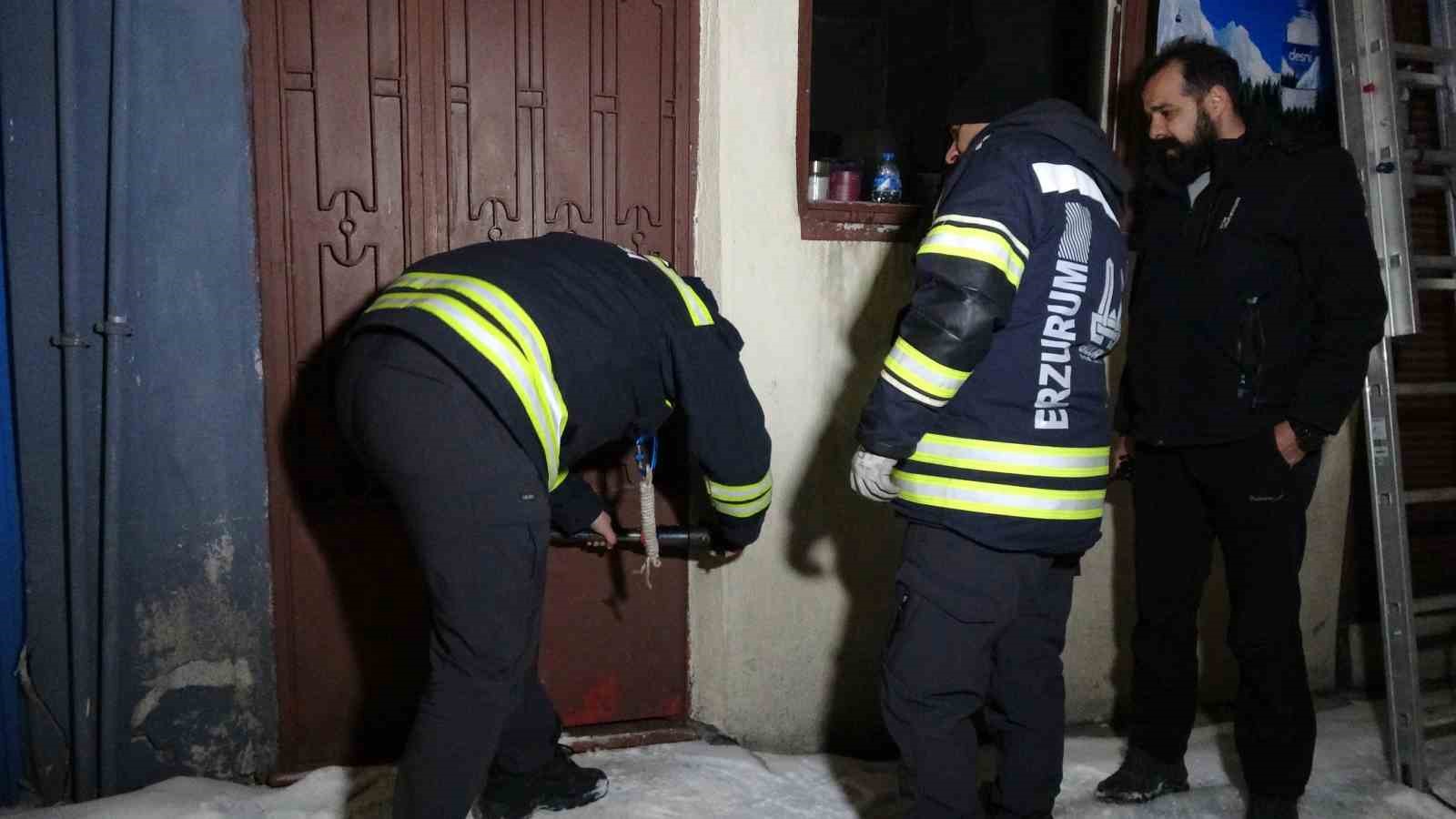 Evde zorla tutulduğunu iddia eden kadını polis ve itfaiye kurtardı
