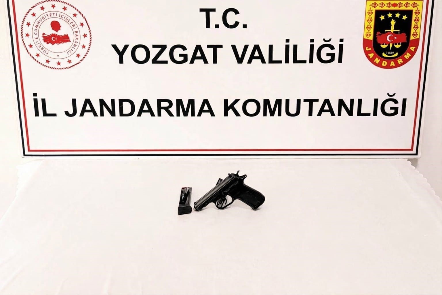 Evdeki cephanelik jandarma operasyonuyla ele geçirildi
