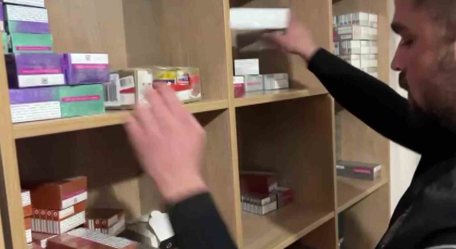 Evdeki vitrinlerden kaçak sigaralar çıktı, savunması pes dedirtti: "Tanımadığımız birisi bavulla getirip bıraktı"
