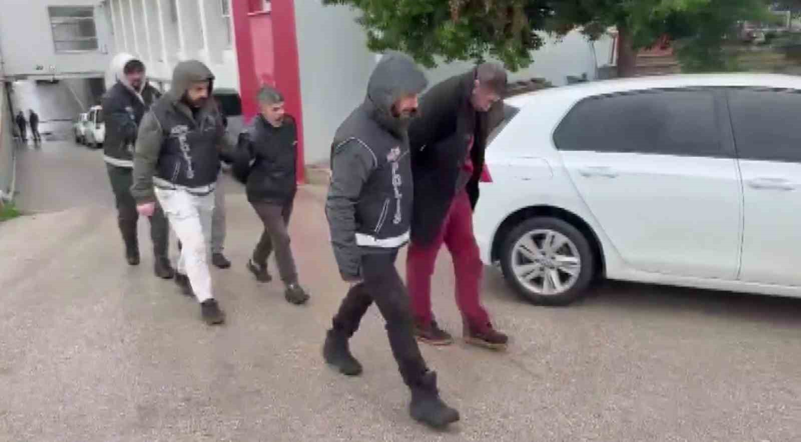 Evdeki vitrinlerden kaçak sigaralar çıktı, savunması pes dedirtti: "Tanımadığımız birisi bavulla getirip bıraktı"
