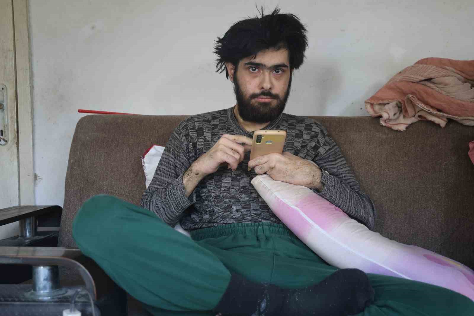 Evden çıkmayan telefon bağımlısı genç 25. yaşına bilgisayar başında girdi
