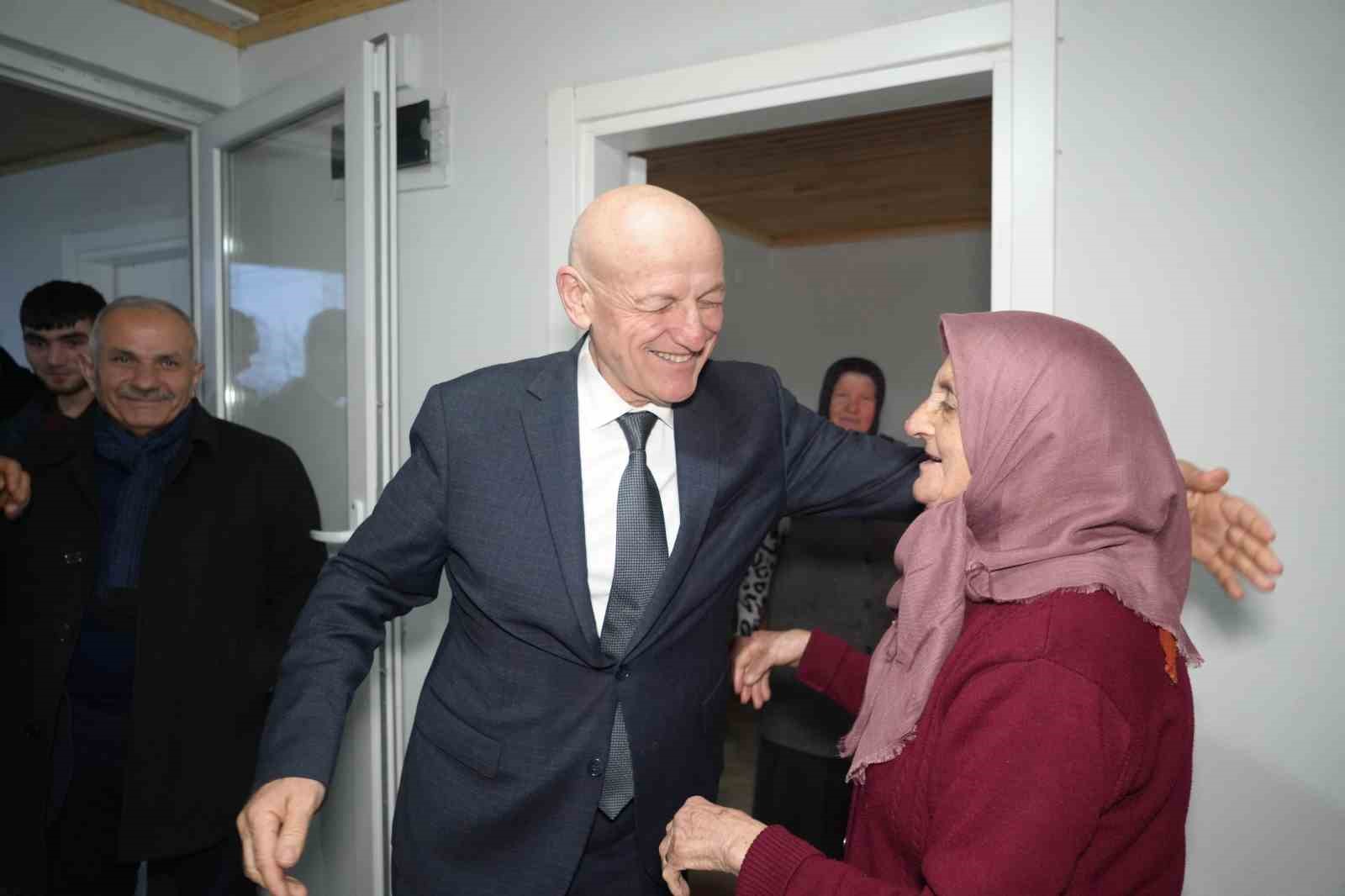 Evi yanan ailenin yaraları sarıldı: Yenilenen ev, bayram hediyesi oldu
