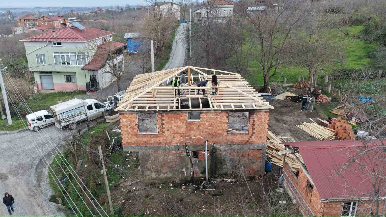 Evi yanan ailenin yaraları sarıldı: Yenilenen ev, bayram hediyesi oldu
