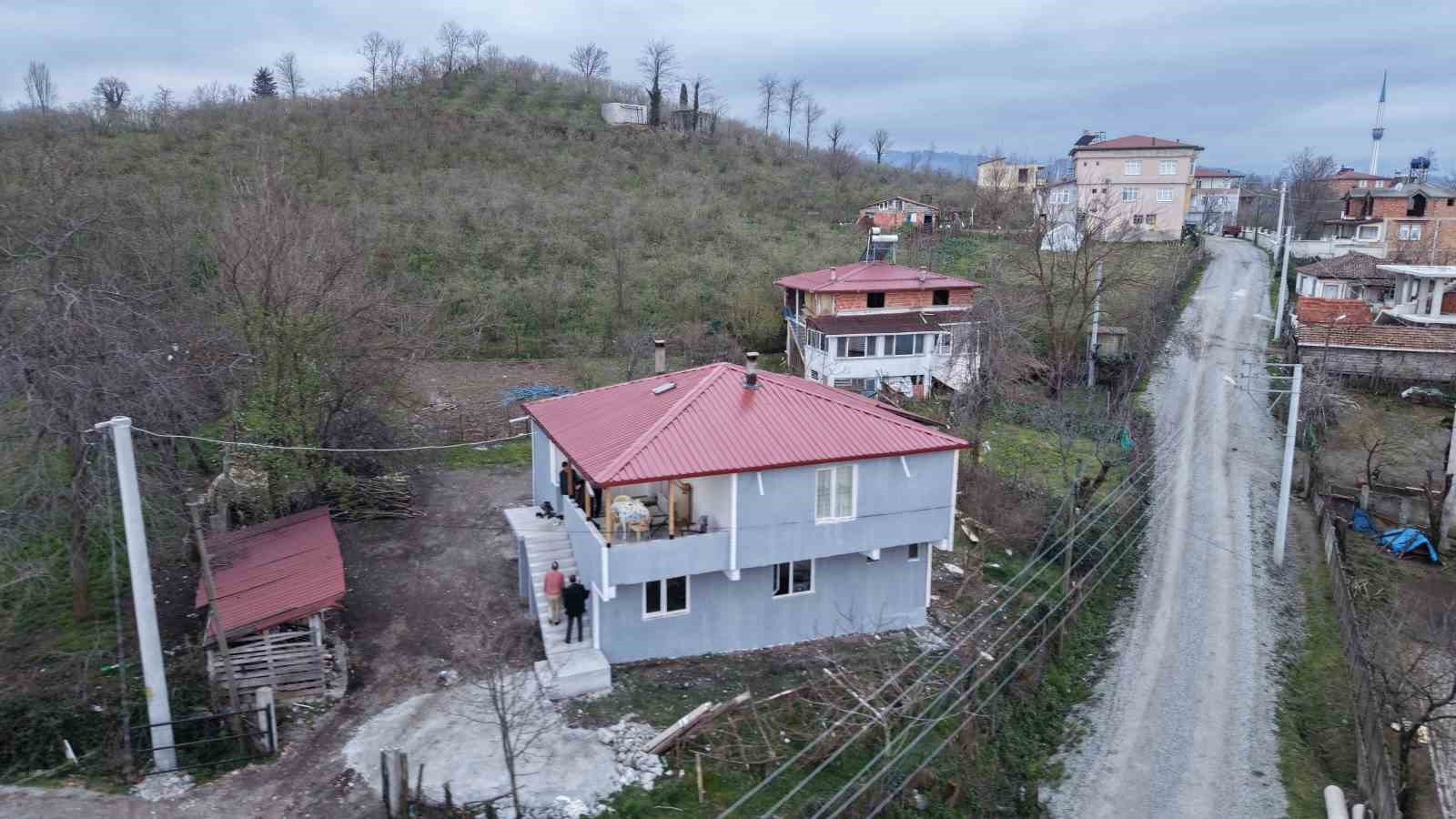 Evi yanan ailenin yaraları sarıldı: Yenilenen ev, bayram hediyesi oldu
