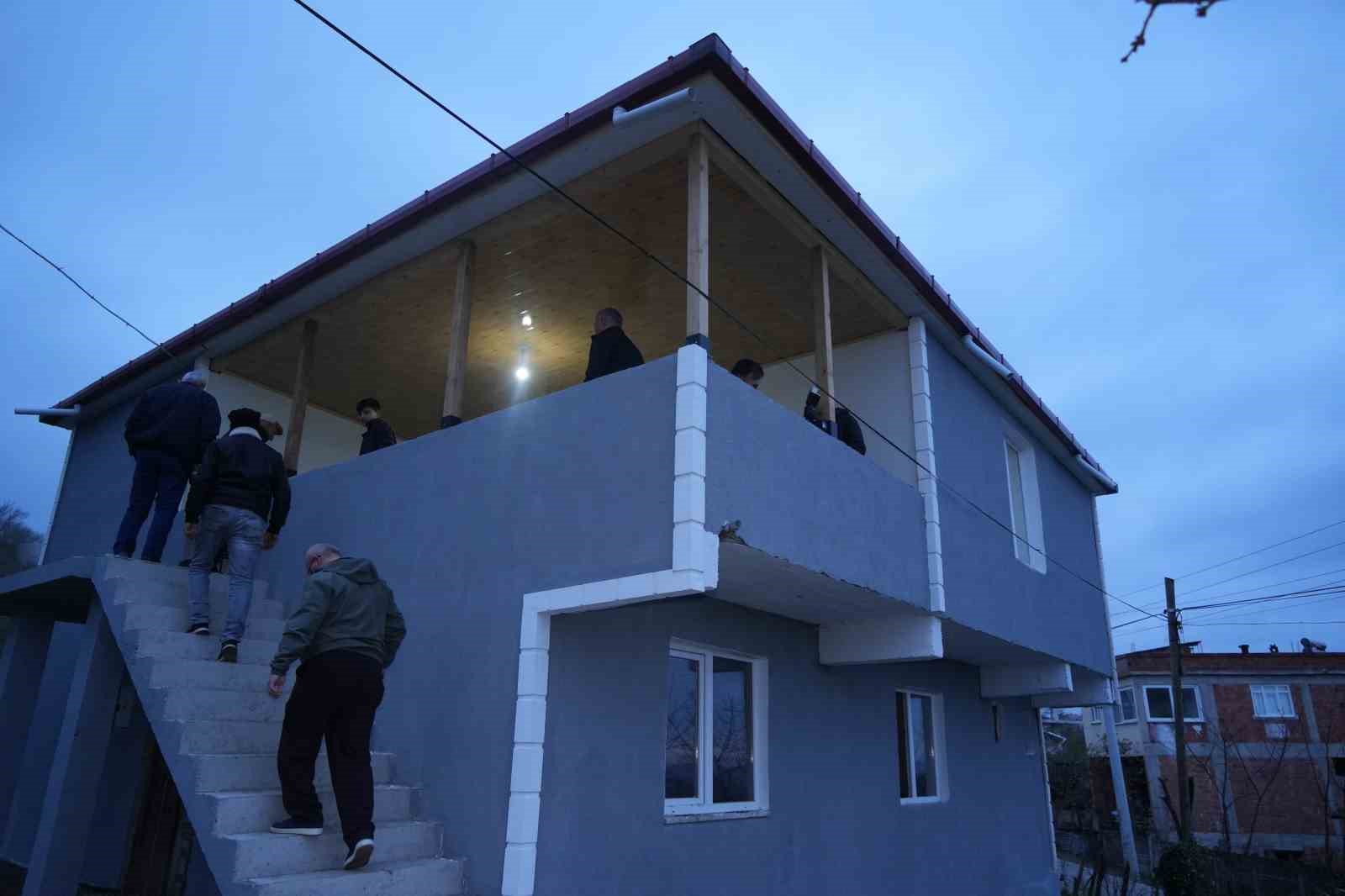 Evi yanan ailenin yaraları sarıldı: Yenilenen ev, bayram hediyesi oldu
