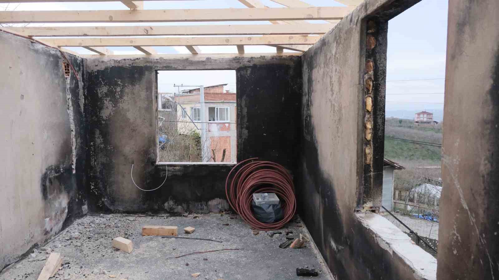 Evi yanan ailenin yaraları sarıldı: Yenilenen ev, bayram hediyesi oldu
