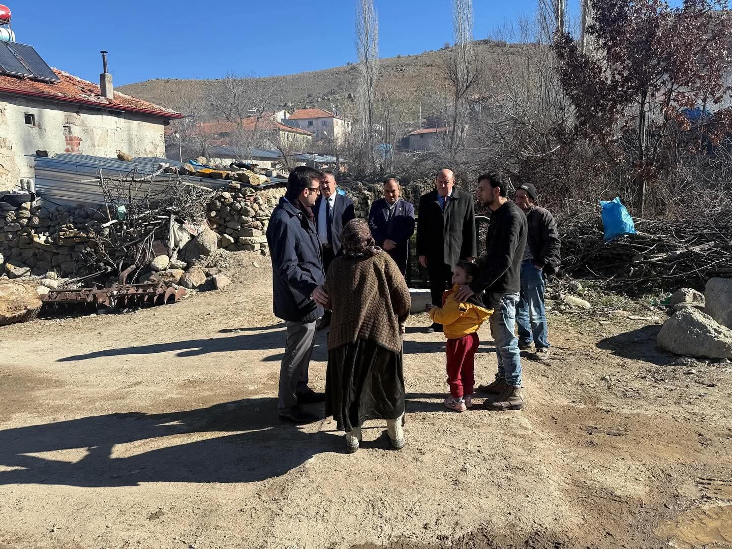 Evi yanan yaşlı kadın için kaymakamlık harekete geçti
