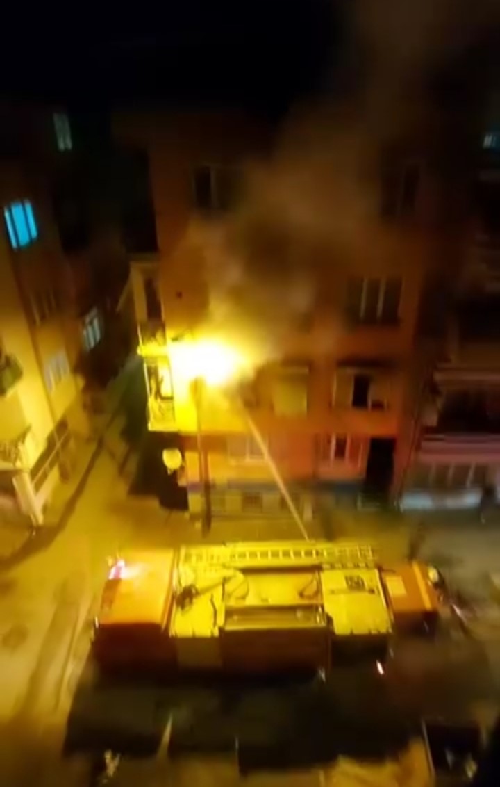 Evin balkonunda çıkan yangın paniğe neden oldu

