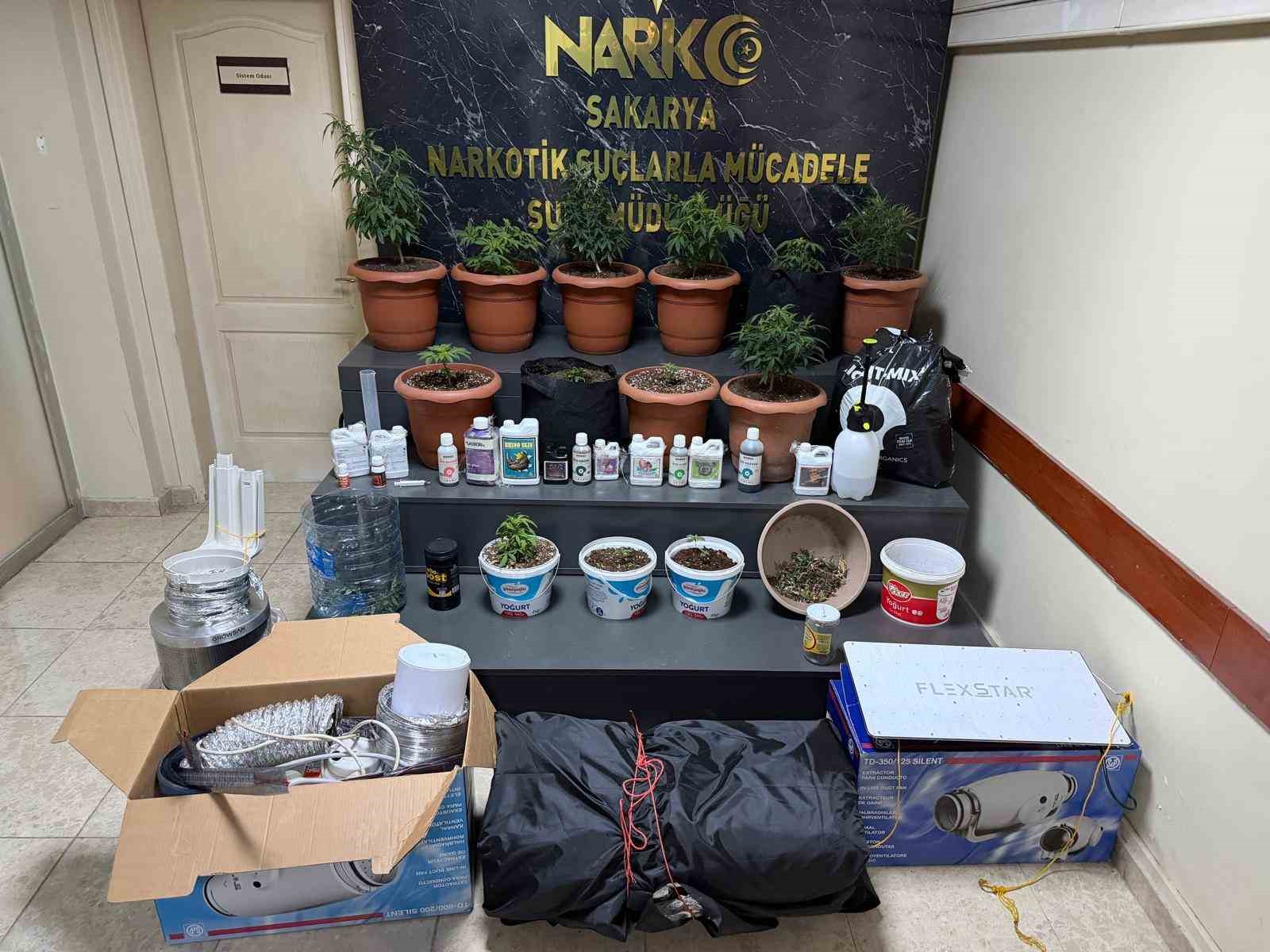 Evin bir odasını uyuşturucu serasına çeviren şüphelileri polis yakaladı
