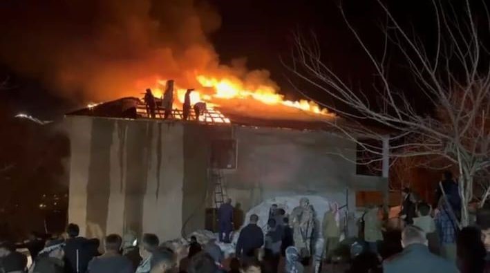 Evin çatısı alevlere teslim oldu, köylüler kovalarla tankere su taşıdı
