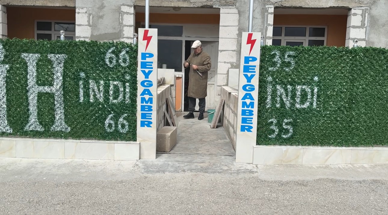 Evin çatısına ve önündeki çitlere yazılan yazılar ekipleri harekete geçirdi
