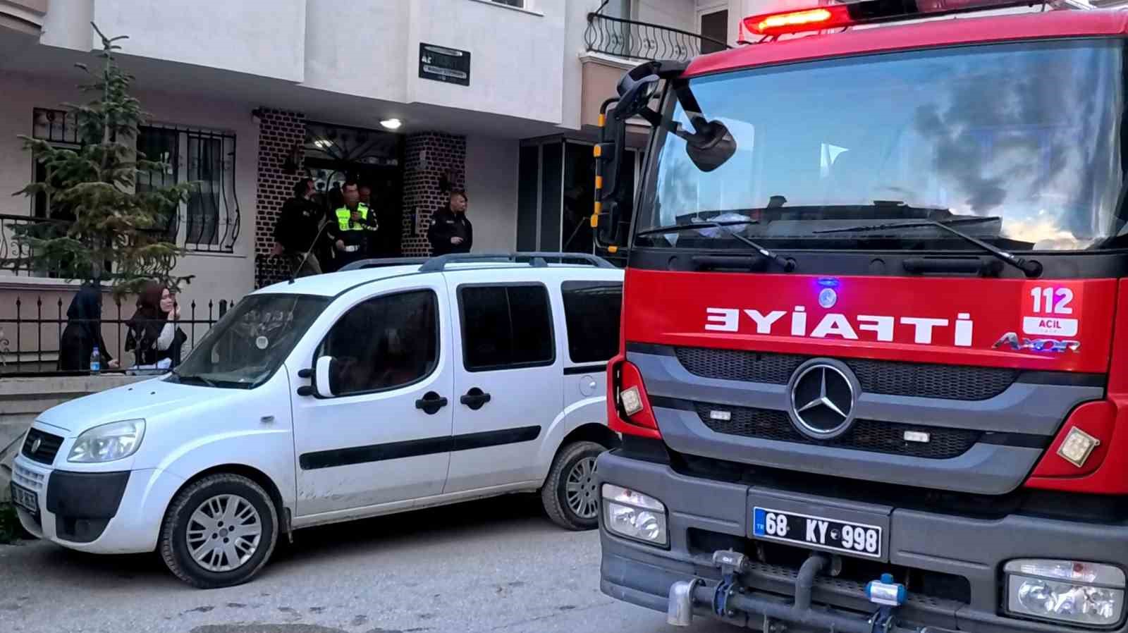 Evinde çıkan yangını söndürmek isterken yanarak can verdi
